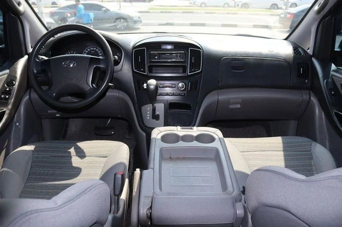 Подержанный Hyundai H-1 II Рестайлинг 2, 2.4 л, 2020 в Шардже от Al Sayed Khamis Used Cars Серебристый цвет. GCC | AUTO.AE