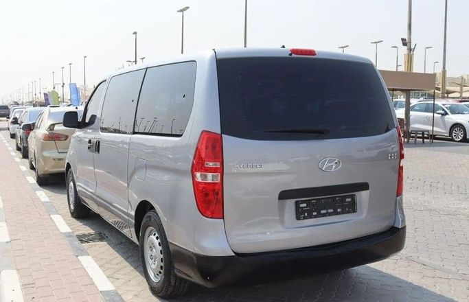 Подержанный Hyundai H-1 II Рестайлинг 2, 2.4 л, 2020 в Шардже от Al Sayed Khamis Used Cars Серебристый цвет. GCC | AUTO.AE
