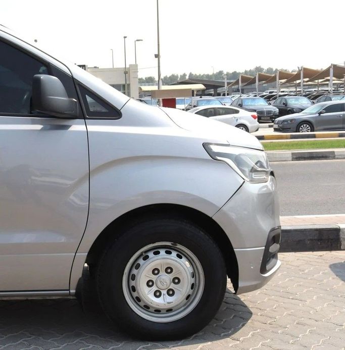 Подержанный Hyundai H-1 II Рестайлинг 2, 2.4 л, 2020 в Шардже от Al Sayed Khamis Used Cars Серебристый цвет. GCC | AUTO.AE