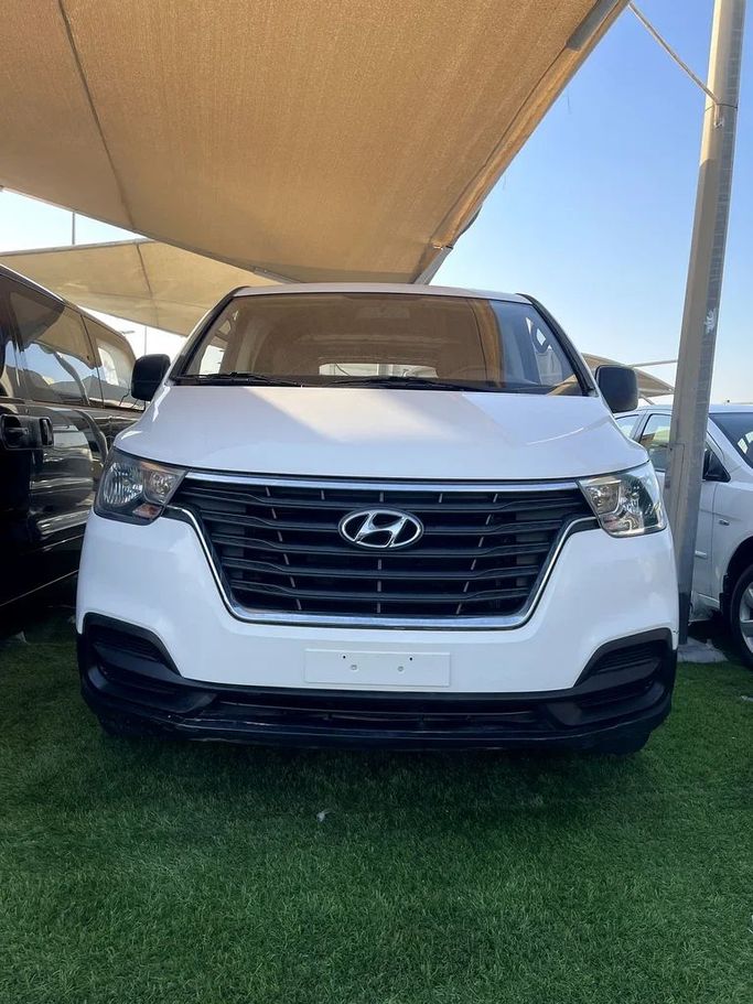 Подержанный Hyundai H-1 II Рестайлинг 2, 2.5 л, 2019 в Шардже от Al Muhtaref Used Cars Белый цвет. Корейская | AUTO.AE