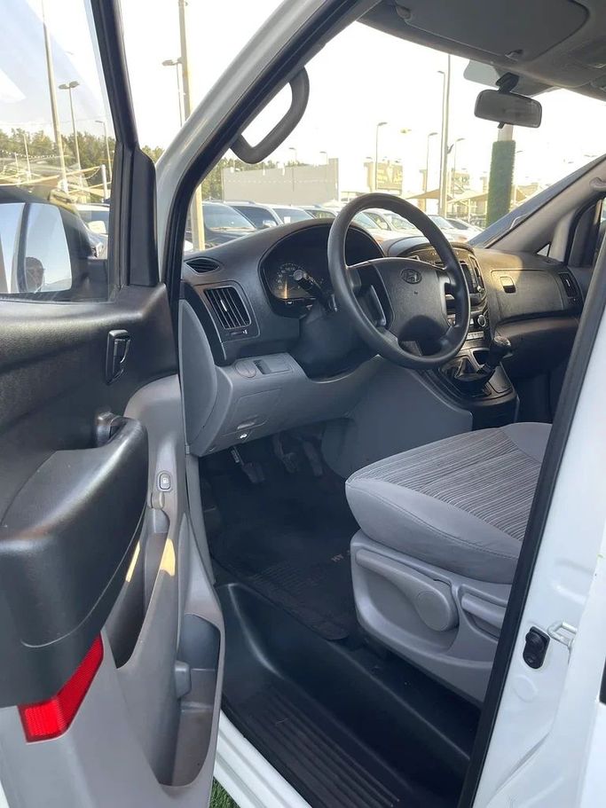 Подержанный Hyundai H-1 II Рестайлинг 2, 2.5 л, 2019 в Шардже от Al Muhtaref Used Cars Белый цвет. Корейская | AUTO.AE