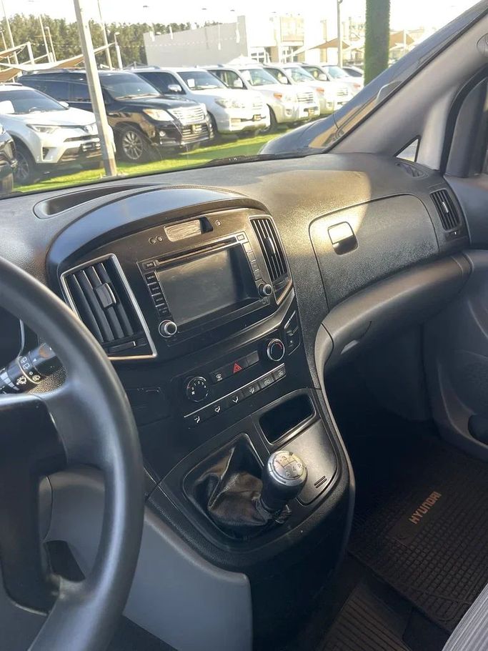 Подержанный Hyundai H-1 II Рестайлинг 2, 2.5 л, 2019 в Шардже от Al Muhtaref Used Cars Белый цвет. Корейская | AUTO.AE