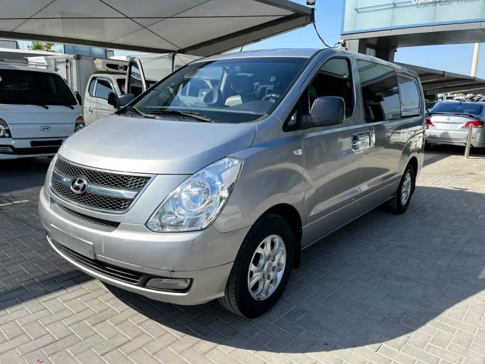 Подержанный Hyundai H-1 II, 2.5 л, 2012 в Шардже от Korean City Used Cars Trading LLC Серебристый цвет. Корейская | AUTO.AE