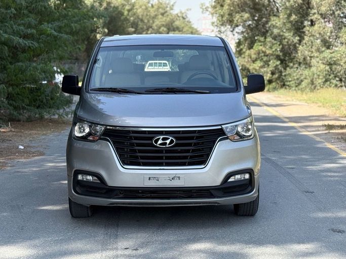 Подержанный Hyundai H-1 II Рестайлинг 2, 2.5 л, 2020 в Шардже от AL HAMOOR AL THAHABI Серебристый цвет. GCC | AUTO.AE