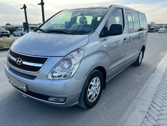 Подержанный Hyundai H-1 II (TQ), 2.5 л, 2015 в Шардже от Korean City Used Cars Trading LLC Серебристый цвет. Корейская | AUTO.AE | Объявление #273485