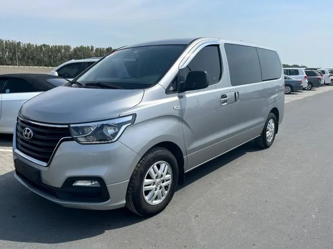 Подержанный Hyundai H-1 II (TQ) Рестайлинг 2, 2.5 л, 2019 в Шардже от Korean City Used Cars Trading LLC Серебристый цвет. Корейская | AUTO.AE | Объявление #273530