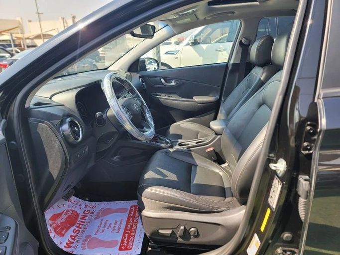 Подержанный Hyundai Kona I Рестайлинг, 1.6 л, 2022 в Шардже от Tabarak Used Cars Черный цвет. Американская | AUTO.AE