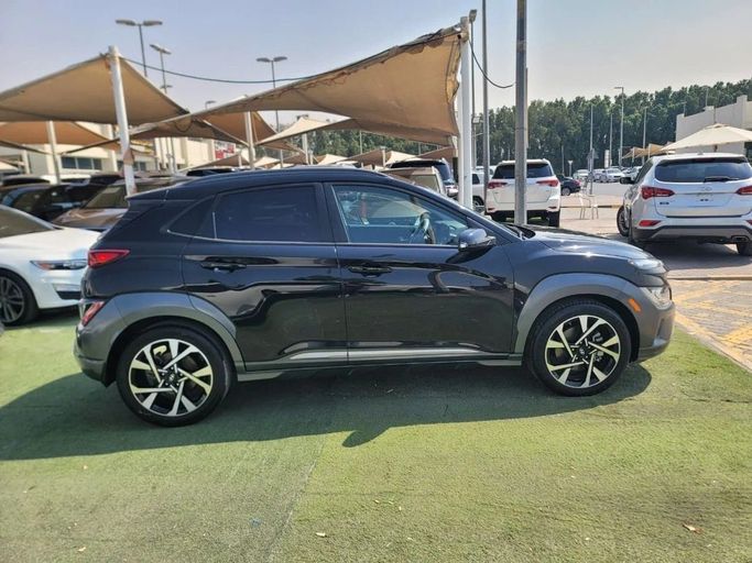 Подержанный Hyundai Kona I Рестайлинг, 1.6 л, 2022 в Шардже от Tabarak Used Cars Черный цвет. Американская | AUTO.AE