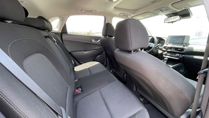 Подержанный Hyundai Kona I Рестайлинг, 2.0 л, 2022 в Шардже от Halla Cars Красный цвет. Американская | AUTO.AE