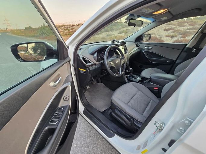 Подержанный Hyundai Santa Fe III Рестайлинг, 2.4 л, 2018 в Шардже от Al Jana Used Cars Белый цвет. Американская | AUTO.AE
