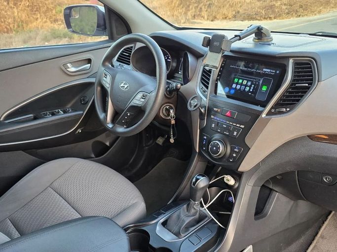 Подержанный Hyundai Santa Fe III Рестайлинг, 2.4 л, 2018 в Шардже от Al Jana Used Cars Белый цвет. Американская | AUTO.AE