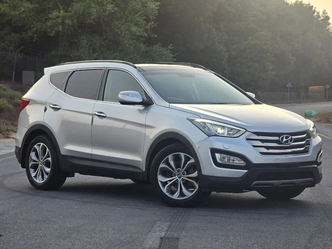 Подержанный Hyundai Santa Fe III, 3.3 л, 2014 в Шардже от Al Jana Used Cars Серебристый цвет. GCC | AUTO.AE