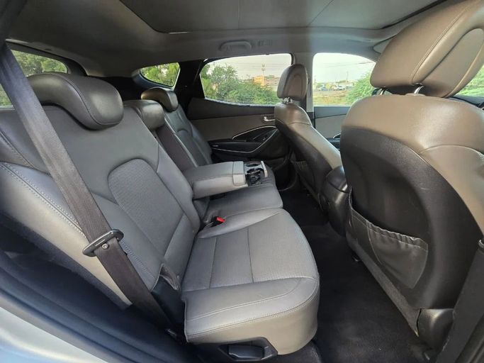 Подержанный Hyundai Santa Fe III, 3.3 л, 2014 в Шардже от Al Jana Used Cars Серебристый цвет. GCC | AUTO.AE