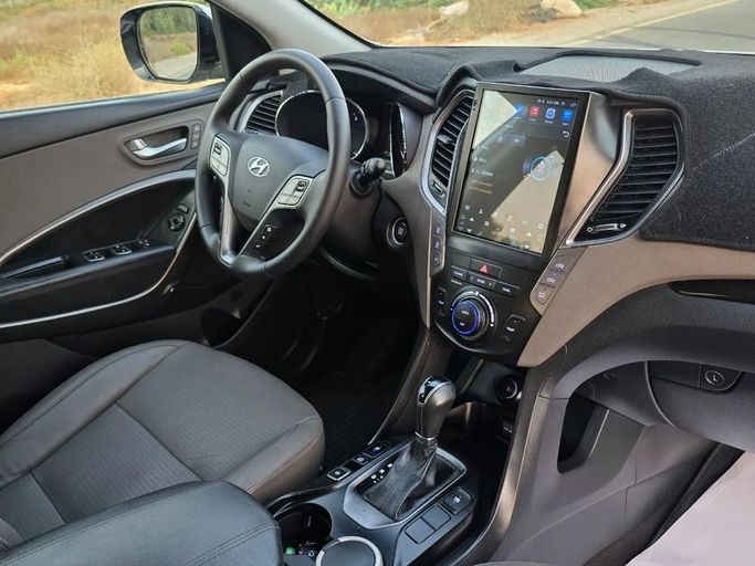 Подержанный Hyundai Santa Fe III, 3.3 л, 2014 в Шардже от Al Jana Used Cars Серебристый цвет. GCC | AUTO.AE