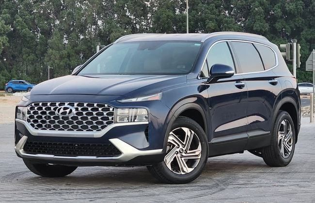 Подержанный Hyundai Santa Fe IV Рестайлинг, 2.5 л, 2023 в Шардже от Nassem Al Sham Used Cars Синий цвет. Американская | AUTO.AE