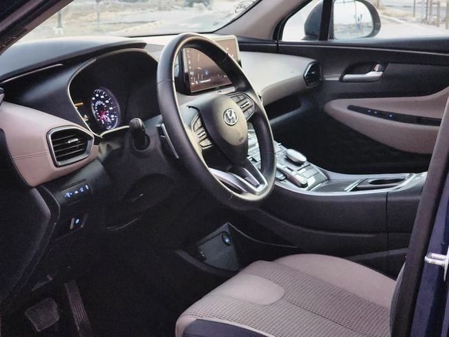 Подержанный Hyundai Santa Fe IV Рестайлинг, 2.5 л, 2023 в Шардже от Nassem Al Sham Used Cars Синий цвет. Американская | AUTO.AE