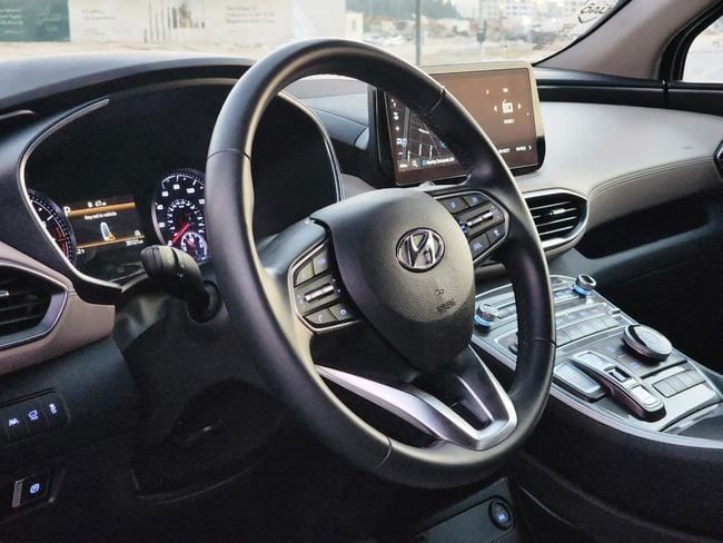 Подержанный Hyundai Santa Fe IV Рестайлинг, 2.5 л, 2023 в Шардже от Nassem Al Sham Used Cars Синий цвет. Американская | AUTO.AE