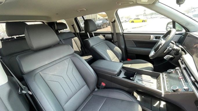 Подержанный Hyundai Santa Fe V (MX5), 2.5 л, 2024 в Шардже от Halla Cars Серебристый цвет. Американская | AUTO.AE