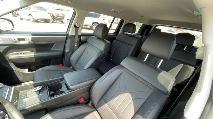 Подержанный Hyundai Santa Fe V (MX5), 2.5 л, 2024 в Шардже от Halla Cars Серебристый цвет. Американская | AUTO.AE