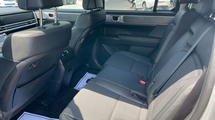 Подержанный Hyundai Santa Fe V (MX5), 2.5 л, 2024 в Шардже от Halla Cars Серебристый цвет. Американская | AUTO.AE