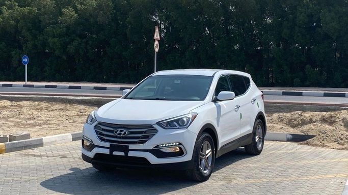 Подержанный Hyundai Santa Fe III Рестайлинг, 2.4 л, 2018 в Шардже от Halla Cars Белый цвет. Американская | AUTO.AE