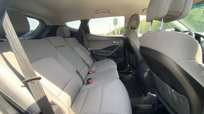 Подержанный Hyundai Santa Fe III Рестайлинг, 2.4 л, 2018 в Шардже от Halla Cars Белый цвет. Американская | AUTO.AE