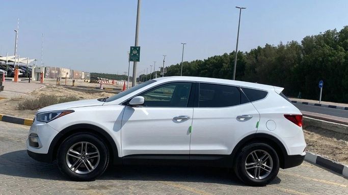 Подержанный Hyundai Santa Fe III Рестайлинг, 2.4 л, 2018 в Шардже от Halla Cars Белый цвет. Американская | AUTO.AE