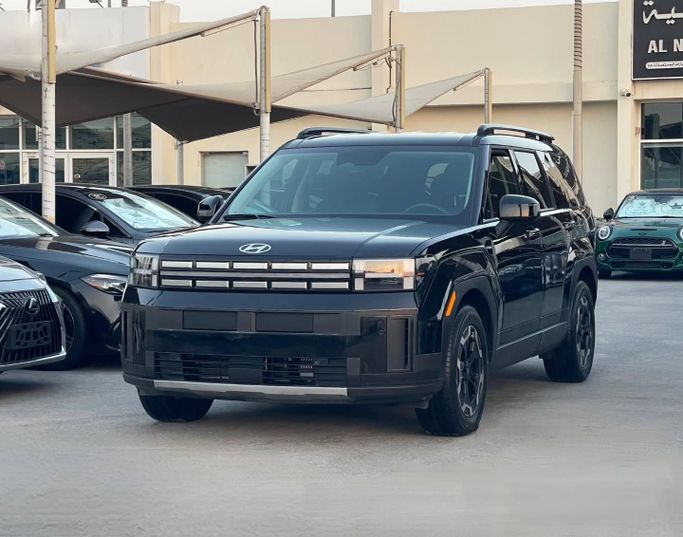 Подержанный Hyundai Santa Fe V (MX5), 2.0 л, 2024 в Шардже от Al Nukhba Al Malakyah Used Cars Черный цвет. Американская | AUTO.AE