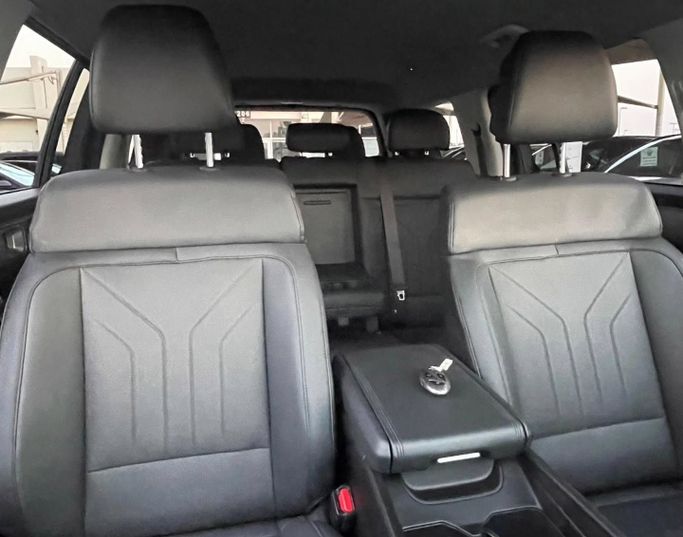 Подержанный Hyundai Santa Fe V (MX5), 2.0 л, 2024 в Шардже от Al Nukhba Al Malakyah Used Cars Черный цвет. Американская | AUTO.AE