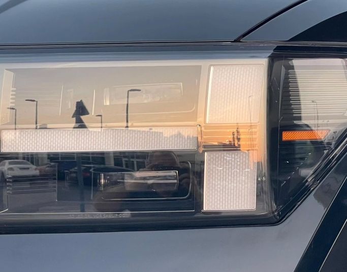 Подержанный Hyundai Santa Fe V (MX5), 2.0 л, 2024 в Шардже от Al Nukhba Al Malakyah Used Cars Черный цвет. Американская | AUTO.AE