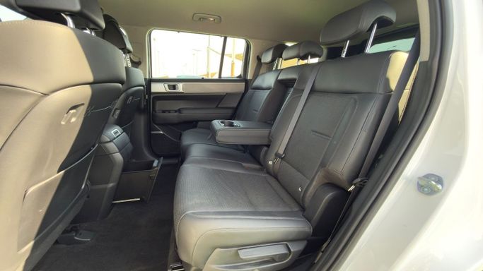 Подержанный Hyundai Santa Fe V (MX5), 1.6 л, 2024 в Шардже от Badar Used Cars Белый цвет.  | AUTO.AE