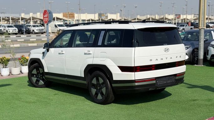 Подержанный Hyundai Santa Fe V (MX5), 1.6 л, 2024 в Шардже от Badar Used Cars Белый цвет.  | AUTO.AE