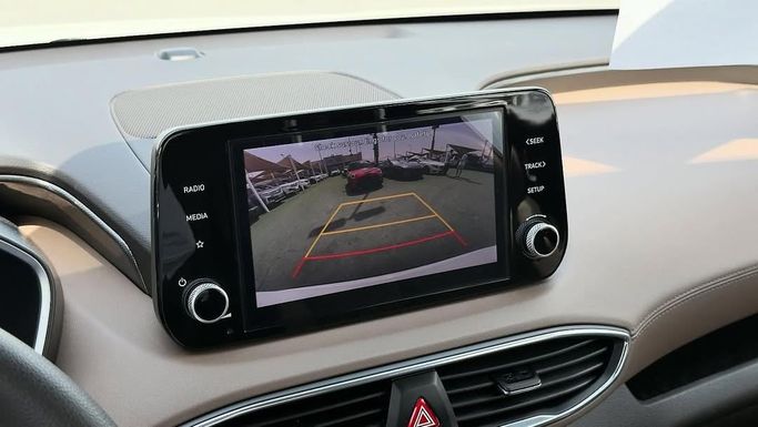 Подержанный Hyundai Santa Fe IV Рестайлинг, 2.5 л, 2023 в Шардже от Badar Used Cars Белый цвет.  | AUTO.AE