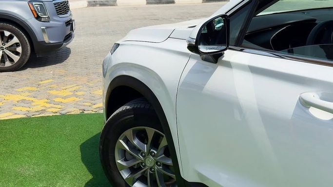 Подержанный Hyundai Santa Fe IV Рестайлинг, 2.5 л, 2023 в Шардже от Badar Used Cars Белый цвет.  | AUTO.AE