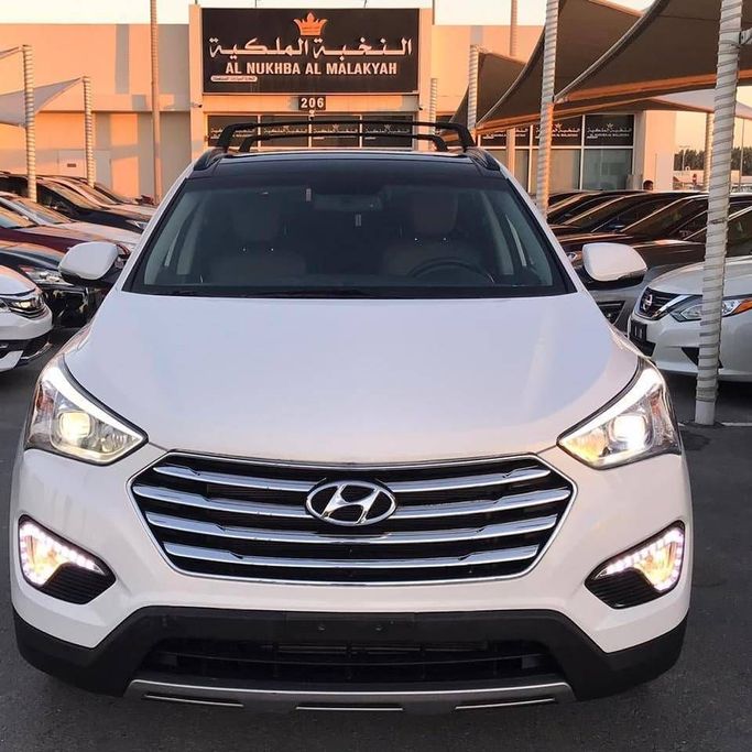 Подержанный Hyundai Santa Fe III Рестайлинг, 3.3 л, 2017 в Шардже от Al Nukhba Al Malakyah Used Cars Белый цвет. Американская | AUTO.AE