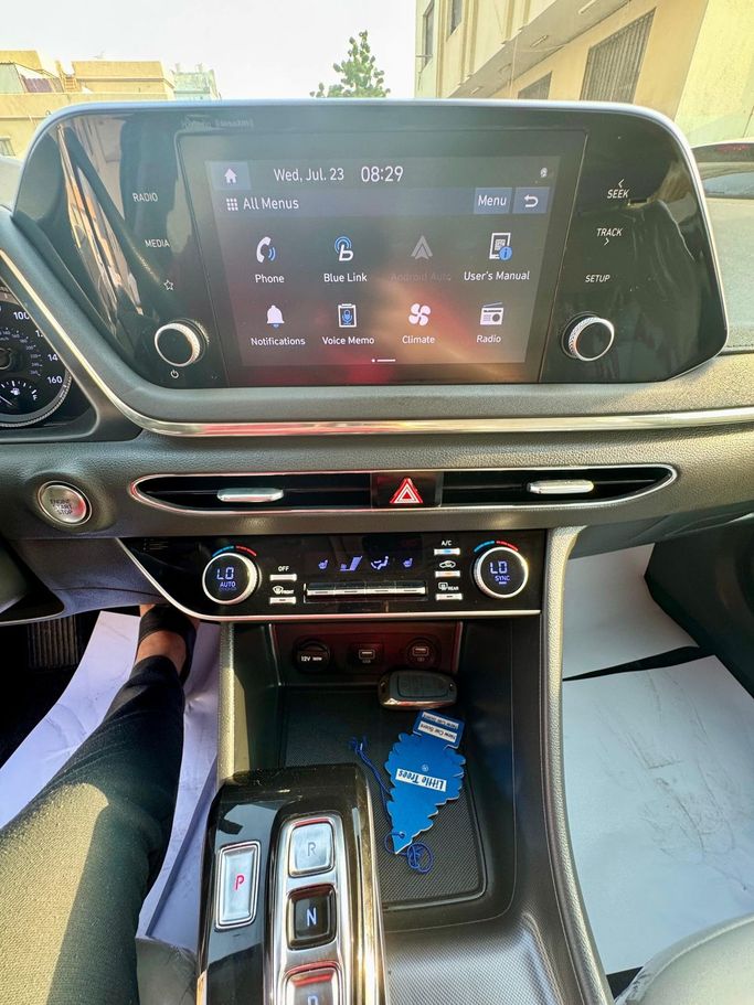 Подержанный Hyundai Sonata VIII (DN8), 2.5 л, 2022 в Шардже от Najmat Almajarah Motors Черный цвет. Американская | AUTO.AE
