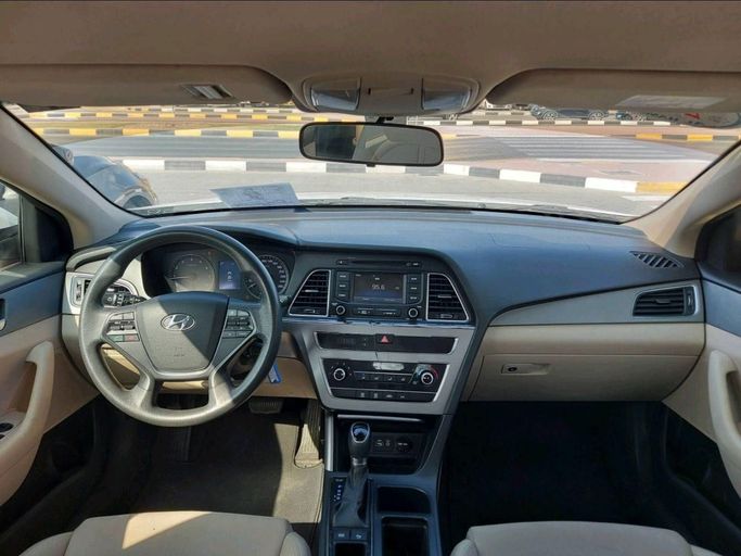 Подержанный Hyundai Sonata VII (LF) Рестайлинг, 2.0 л, 2017 в Шардже от Alhamoor Used Cars Белый цвет. GCC | AUTO.AE