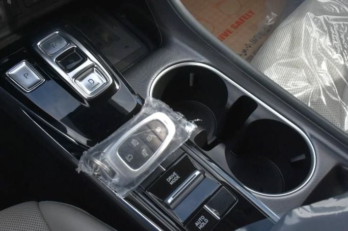 Used Hyundai Sonata VIII (DN8), 2.0 l, 2023 in Sharjah by Alfaris Used Cars, Silver color. Other | AUTO.AE