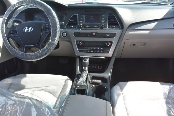 Подержанный Hyundai Sonata VII (LF), 2.0 л, 2016 в Шардже от Alfaris Used Cars Белый цвет. Other | AUTO.AE