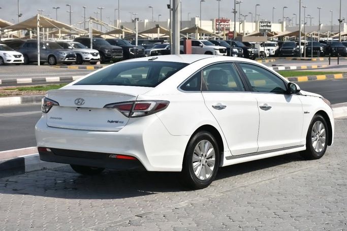 Подержанный Hyundai Sonata VII (LF), 2.0 л, 2016 в Шардже от Alfaris Used Cars Белый цвет. Other | AUTO.AE