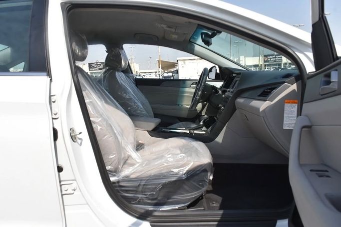 Подержанный Hyundai Sonata VII (LF), 2.0 л, 2016 в Шардже от Alfaris Used Cars Белый цвет. Other | AUTO.AE