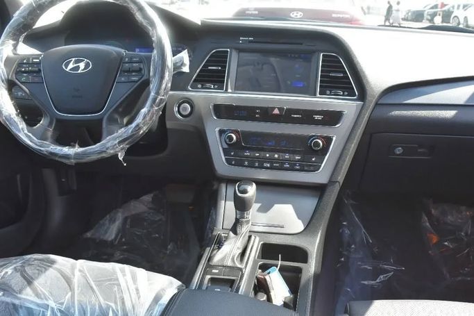 Подержанный Hyundai Sonata VII (LF) Рестайлинг, 2.0 л, 2018 в Шардже от Alfaris Used Cars Серебристый цвет. Other | AUTO.AE