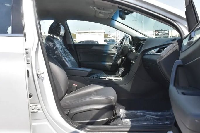 Подержанный Hyundai Sonata VII (LF) Рестайлинг, 2.0 л, 2018 в Шардже от Alfaris Used Cars Серебристый цвет. Other | AUTO.AE