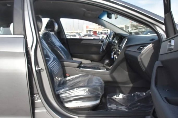 Подержанный Hyundai Sonata VII (LF) Рестайлинг, 2.0 л, 2019 в Шардже от Alfaris Used Cars Серебристый цвет. Other | AUTO.AE