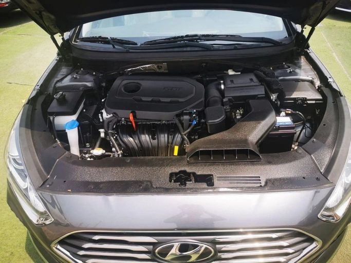 Подержанный Hyundai Sonata VII (LF) Рестайлинг, 2.4 л, 2018 в Шардже от Tabarak Used Cars Серый цвет. Американская | AUTO.AE
