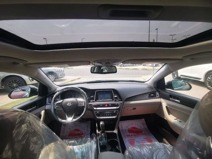 Подержанный Hyundai Sonata VII (LF) Рестайлинг, 2.4 л, 2018 в Шардже от Tabarak Used Cars Серый цвет. Американская | AUTO.AE