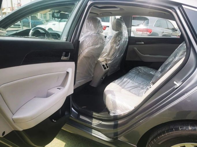 Подержанный Hyundai Sonata VII (LF) Рестайлинг, 2.4 л, 2018 в Шардже от Tabarak Used Cars Серый цвет. Американская | AUTO.AE