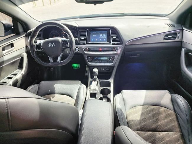 Подержанный Hyundai Sonata VII (LF) Рестайлинг, 2.4 л, 2018 в Шардже от Nassem Al Sham Used Cars Серый цвет. Американская | AUTO.AE