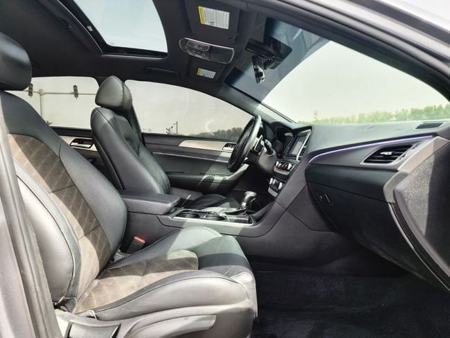 Подержанный Hyundai Sonata VII (LF) Рестайлинг, 2.4 л, 2018 в Шардже от Nassem Al Sham Used Cars Серый цвет. Американская | AUTO.AE