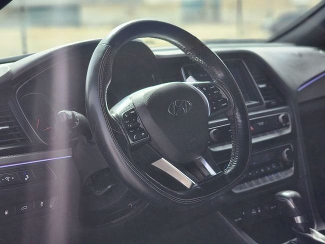 Подержанный Hyundai Sonata VII (LF) Рестайлинг, 2.4 л, 2018 в Шардже от Nassem Al Sham Used Cars Серый цвет. Американская | AUTO.AE